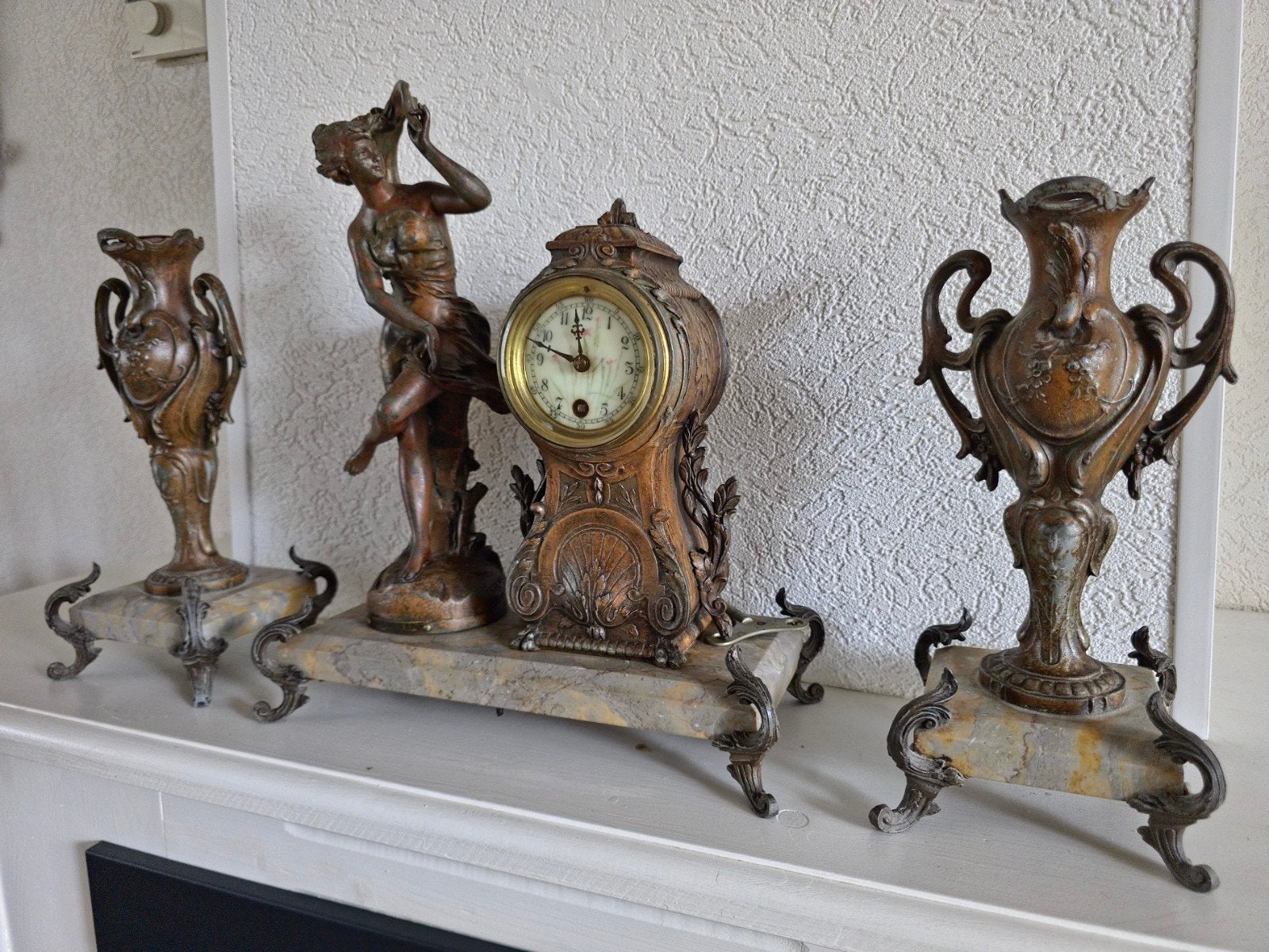 Antieke pendule met beelden en vazen op marmeren sokkel, Antiek en Kunst, Ophalen