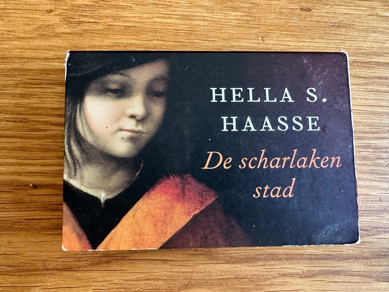 Hella S. Haasse - De Scharlaken Stad (dwarsligger), Boeken, Ophalen of Verzenden, Gelezen, Nederland