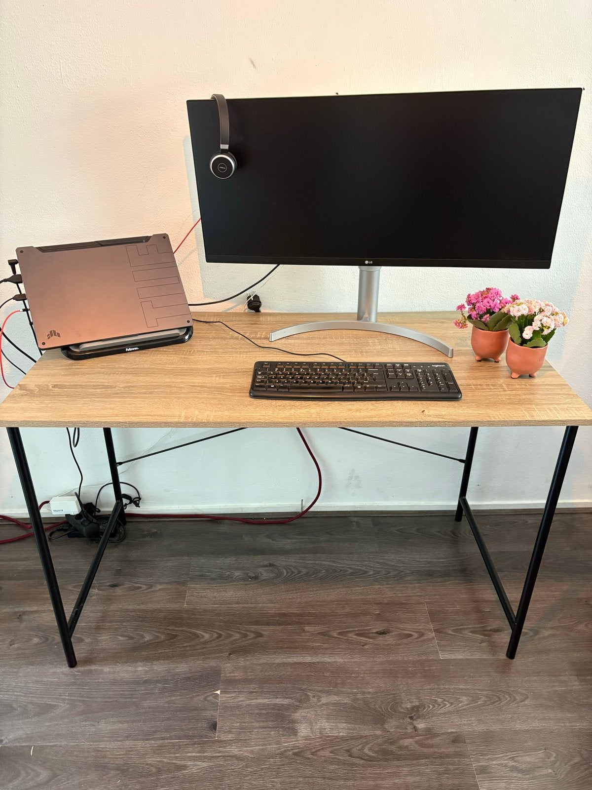 Modern bureau met houtlook blad en zwart metalen frame, Ophalen, 120 cm, Hout, Bruin