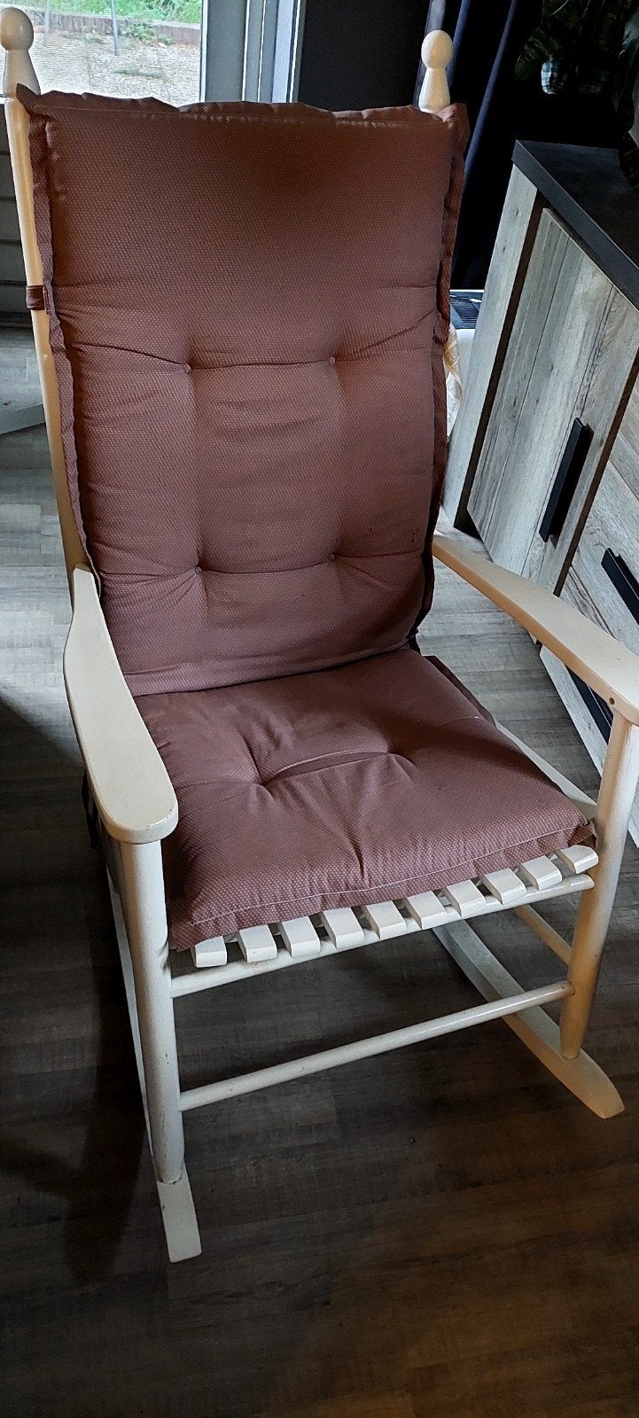 Comfortabele witte schommelstoel met kussen, Ophalen, Gebruikt, Wit, Stof