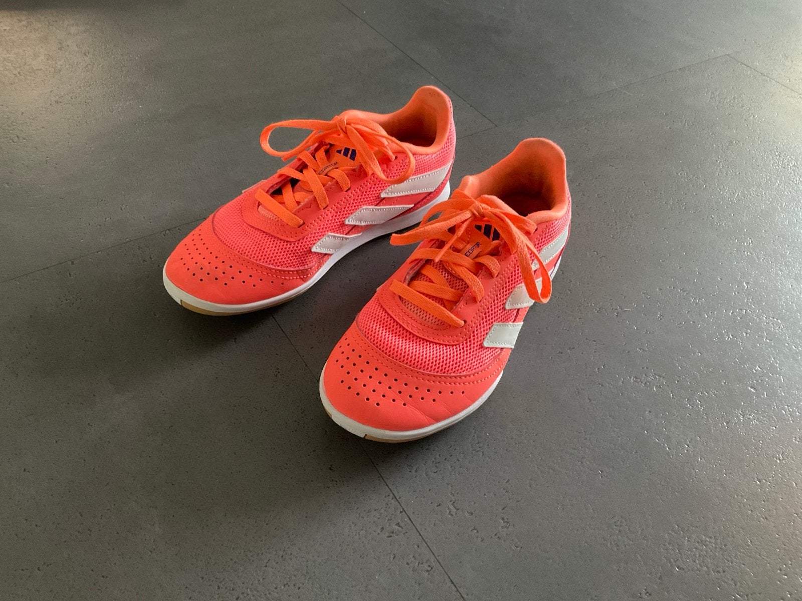 Adidas Predator zaalschoenen - Oranje maat 34, Kleding | Heren, Ophalen, Zo goed als nieuw, Overige kleuren, Sneakers of Gympen
