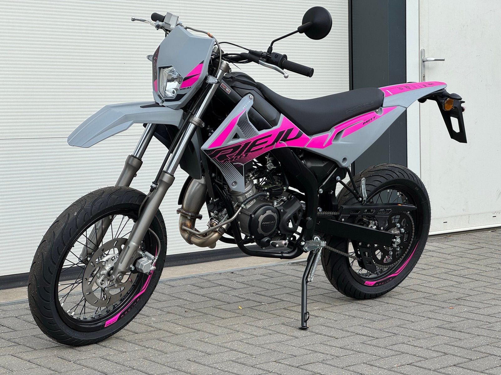 Nieuwe Rieju MRT 50 SM Matt Grey/Pink Euro5+, Fietsen en Brommers, 6 versnellingen, Maximaal 45 km/u, Spanje, Nieuw