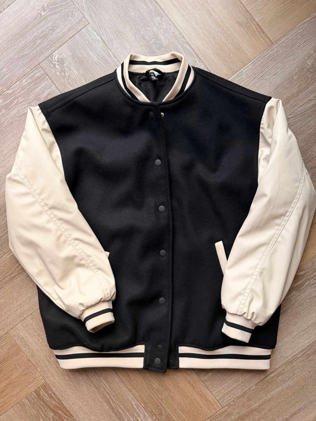 H&M Divided Varsity Jacket Zwart/Beige Maat S, Kleding | Dames, Jassen | Winter, Ophalen of Verzenden, Zo goed als nieuw, Maat 36 (S)