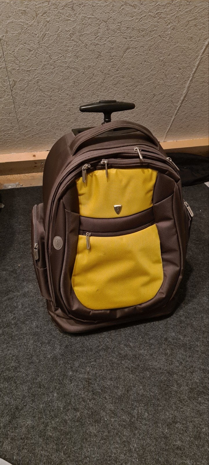 Bruine rugzak met wieltjes en uitschuifbare handgreep, Ophalen, 40 tot 60 cm, Bruin, Nieuw