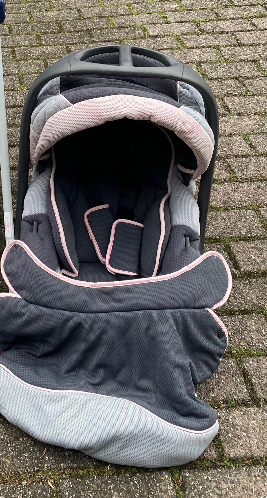 Leuke autostoeltje grijs met lichtroze, Kinderen en Baby's, Autostoeltjes, Ophalen, 0 t/m 10 kg, Overige merken, Gebruikt