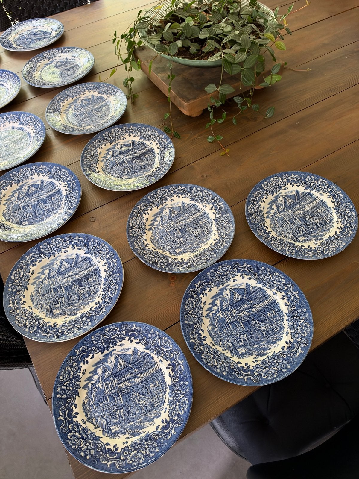 13 borden Royal Tudor Ware Ironstone 17th Century England, Ophalen