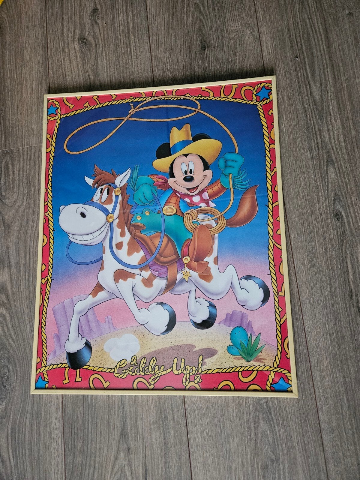 Vintage Disney Poster Mickey Mouse Cowboy Giddy Up!, Ophalen, Mickey Mouse, Gebruikt, Plaatje of Poster