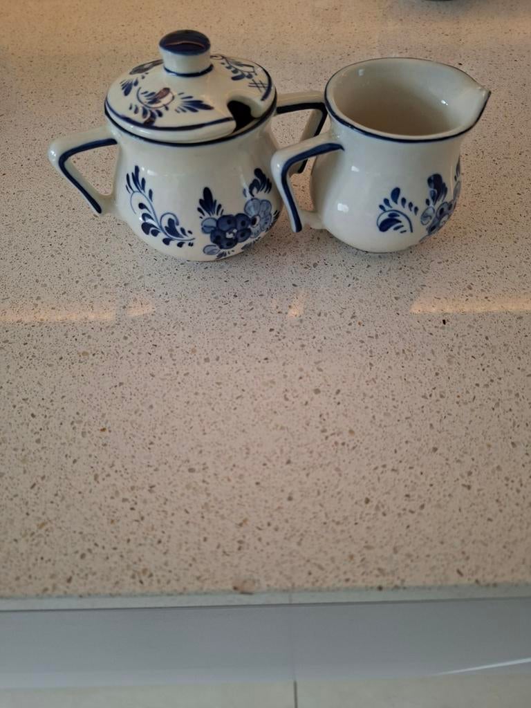 Delfts blauw suikerpotje en melkkannetje, Ophalen