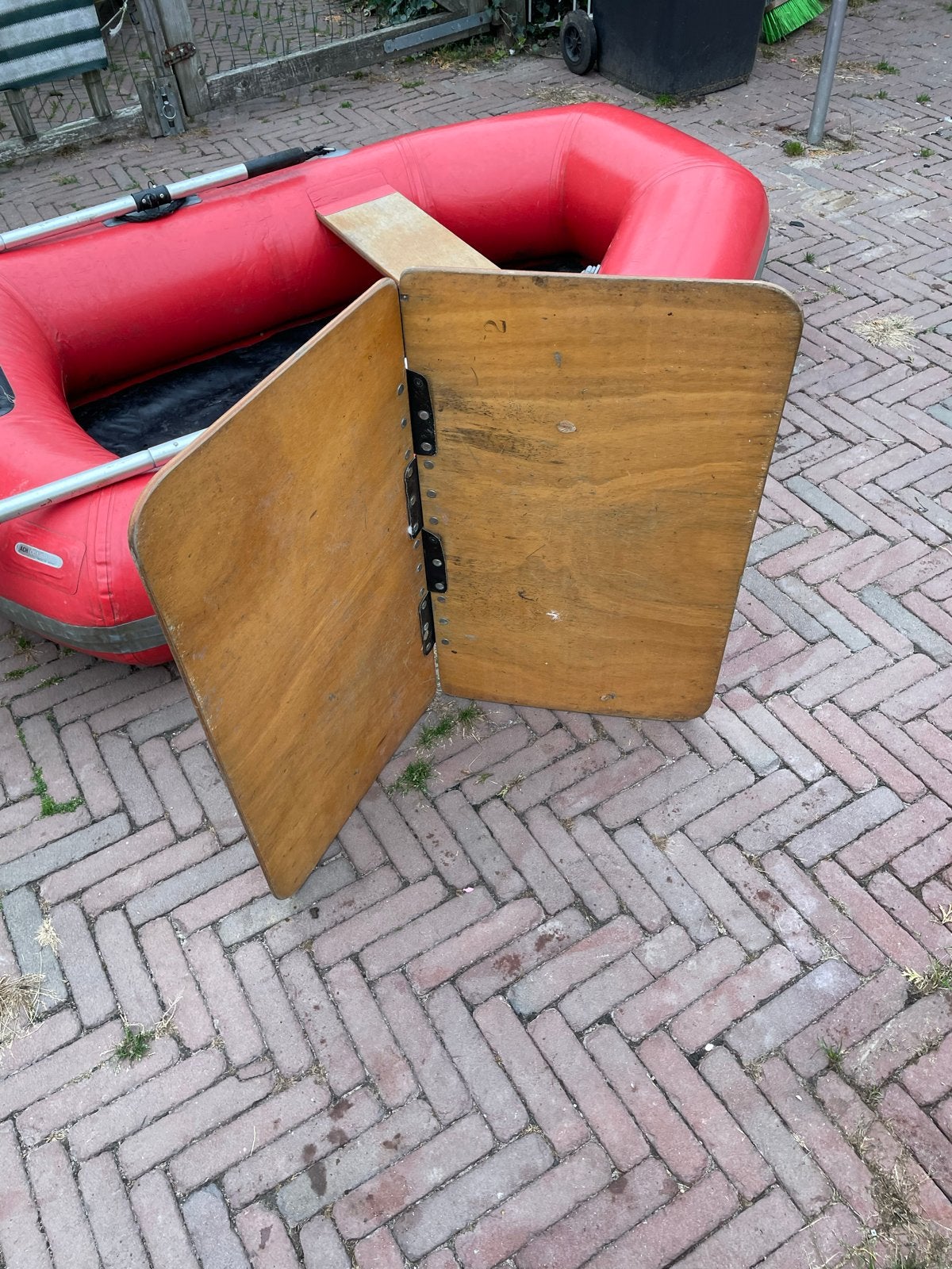 Foto 6 van Achilles rubberboot met peddels en houten vloer