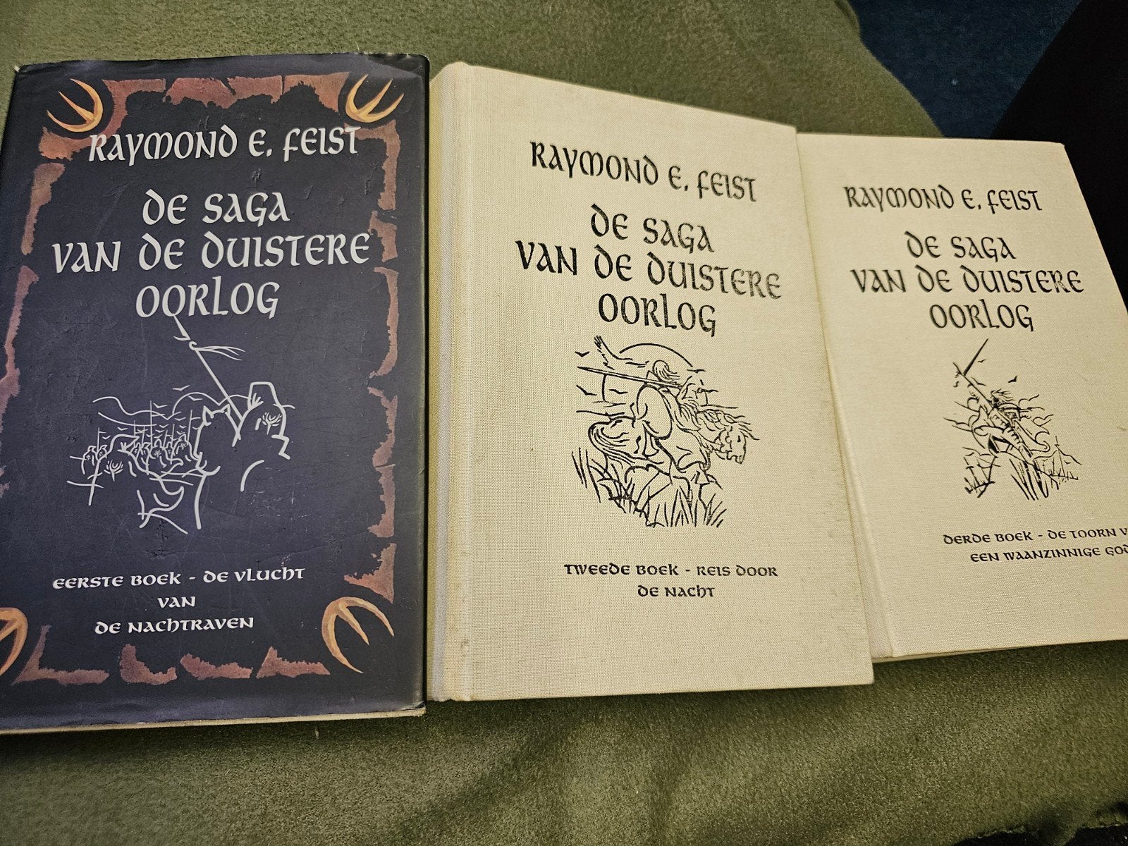 Saga van de Duistere Oorlog - Raymond E. Feist, Boeken, Fantasy, Ophalen of Verzenden, Gelezen