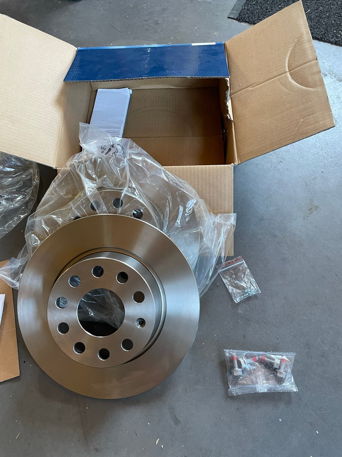 Nieuwe Bosch achter remschijven voor diverse VAG modellen, Auto-onderdelen, Remmen en Aandrijving, Ophalen of Verzenden, Nieuw