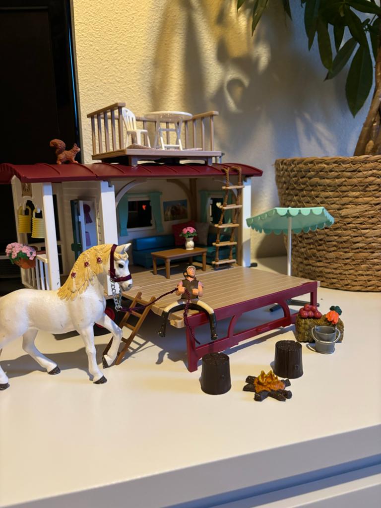 Grote Schleich paarden set met woonwagen, auto en stallen, Ophalen, Zo goed als nieuw, Poppenhuis