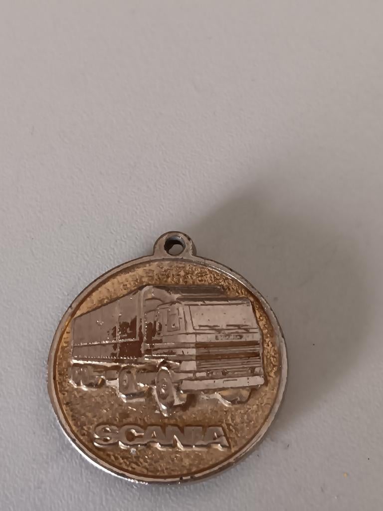 Vintage Scania vrachtwagen medaille/hanger, Ophalen of Verzenden, Gebruikt, Auto's