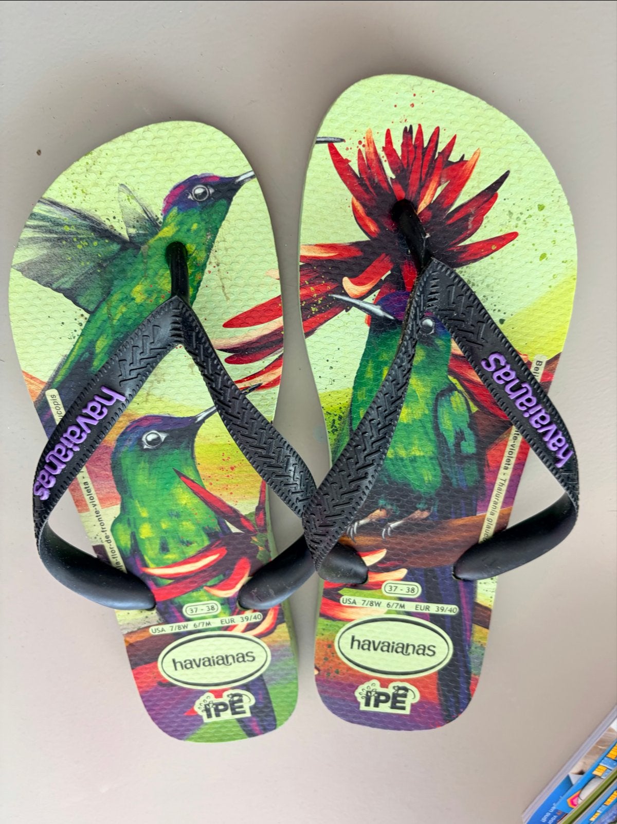 Havaianas Slippers met Kolibrie Print - Maat 39/40, Kleding | Dames, Ophalen of Verzenden, Nieuw, Overige kleuren, Slippers