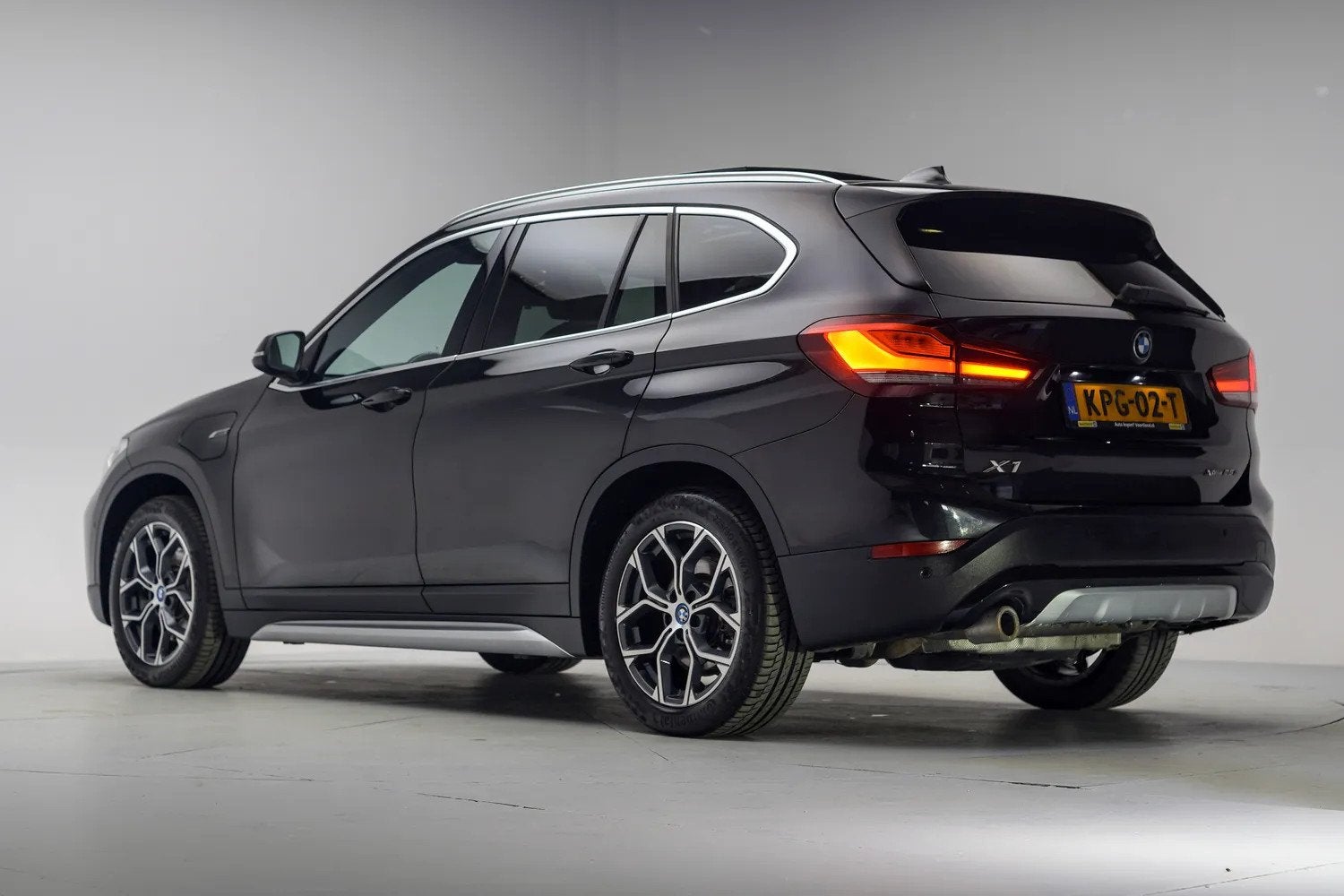 BMW X1 xDrive25e High Executive Aut. [ Panoramadak Leder Hea, Auto's, Automatische klimaatregeling, Gebruikt, 750 kg, Zwart
