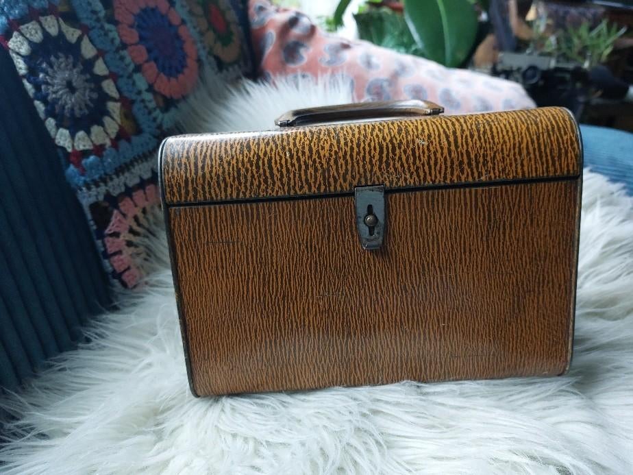 Antieke lunchbox broodtrommel blik in de vorm van leren tas, Ophalen of Verzenden, Gebruikt, Overige, Overige merken