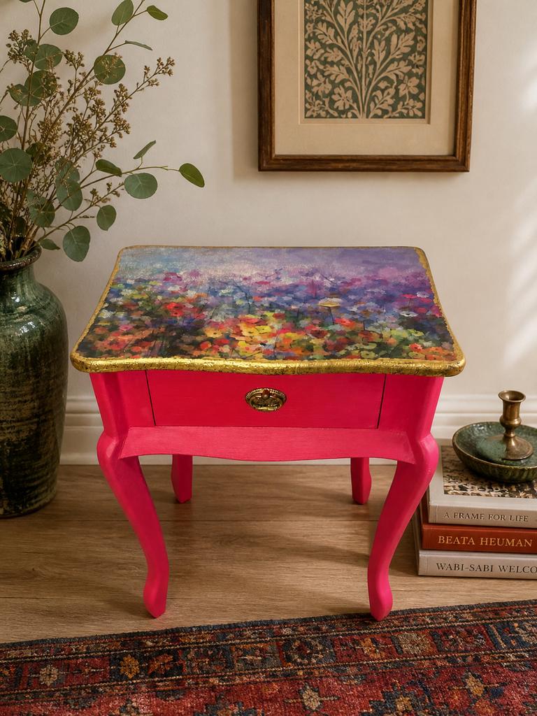 Roze bijzettafel met bloemmotief en goudaccenten, Huis en Inrichting, Tafels | Bijzettafels, Ophalen, Zo goed als nieuw, Rond