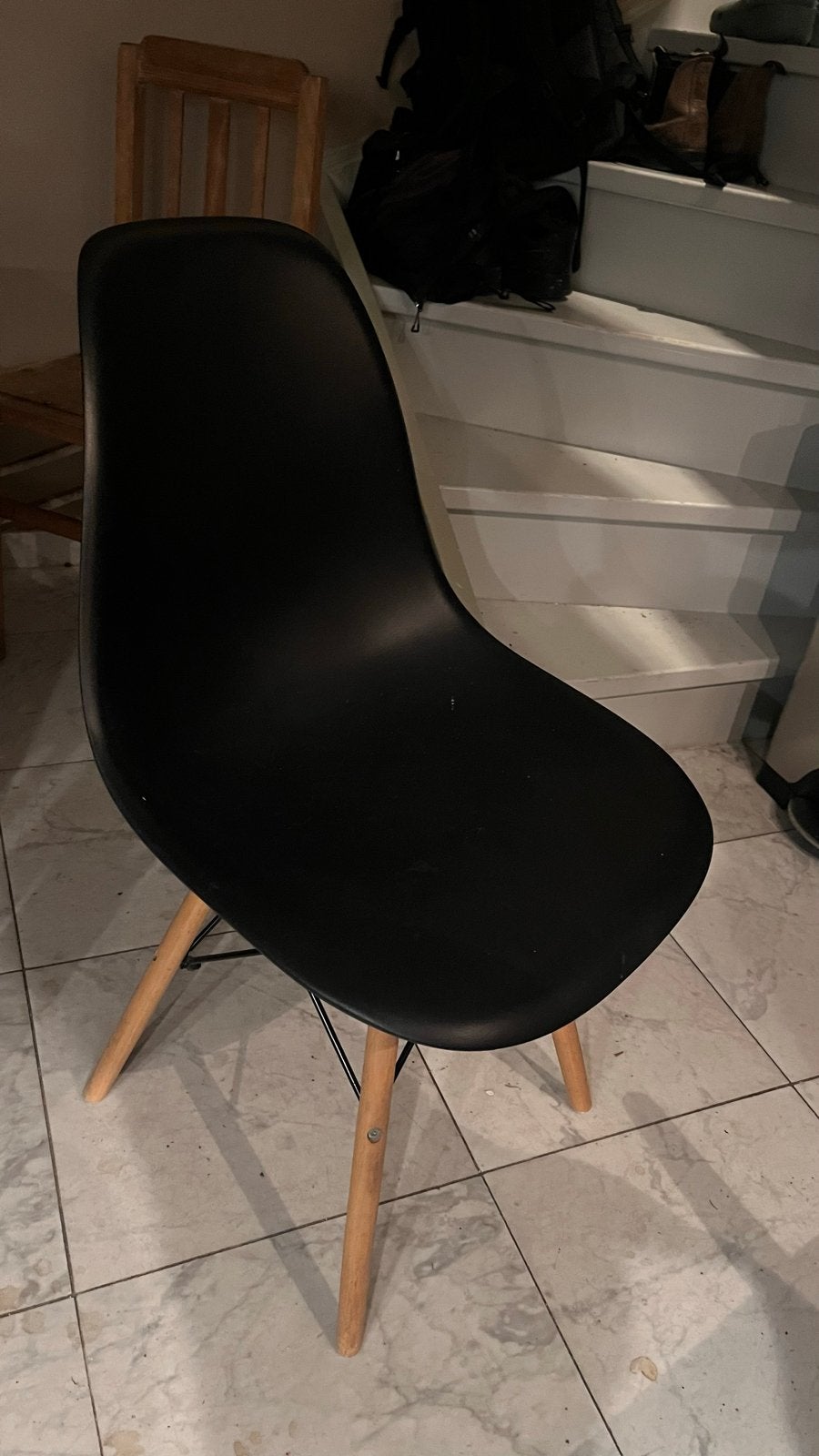 Zwarte Eames-stijl stoel met houten poten, Ophalen, Gebruikt, Zwart, Eén