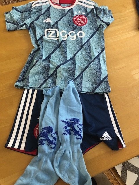 Te koop Ajax voetbal tenue kind maat 131 - 140, Ophalen, Ajax, Gebruikt, Jongen of Meisje