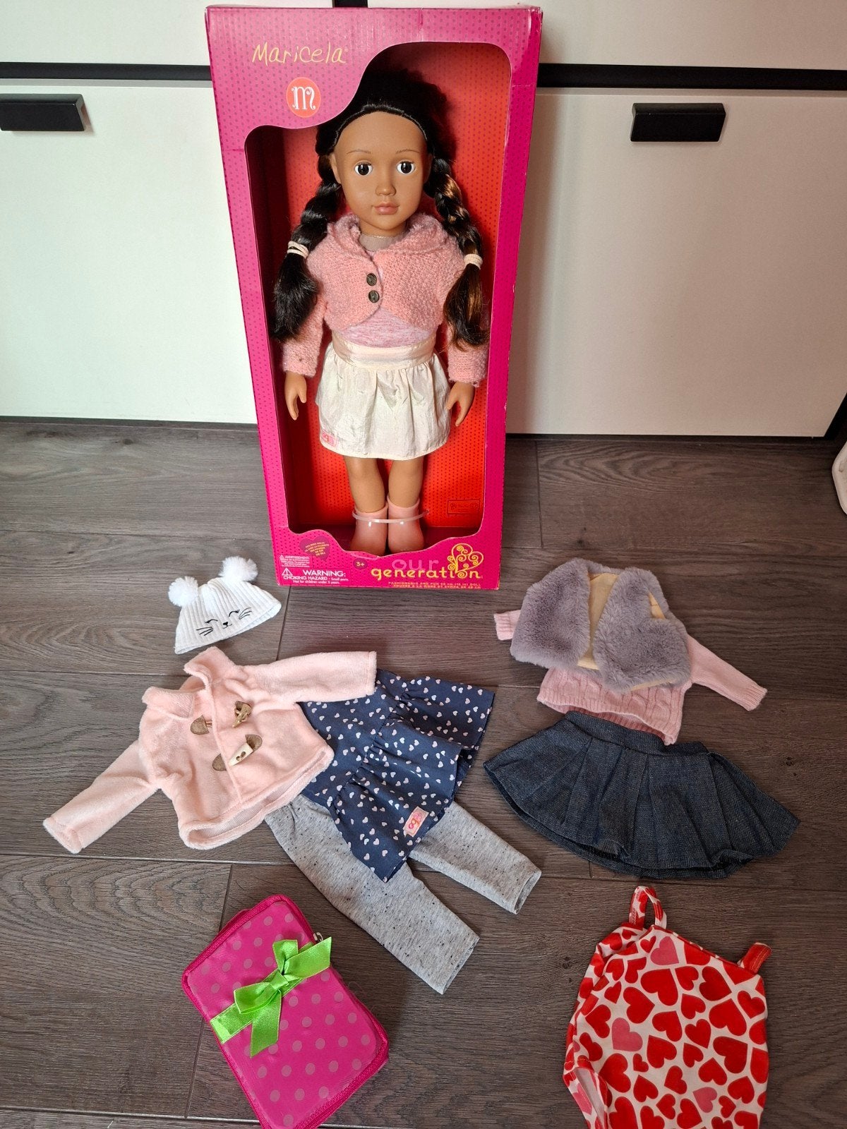 Our Generation pop Maricela met kleding en reisset, Kinderen en Baby's, Speelgoed | Poppen, Ophalen of Verzenden