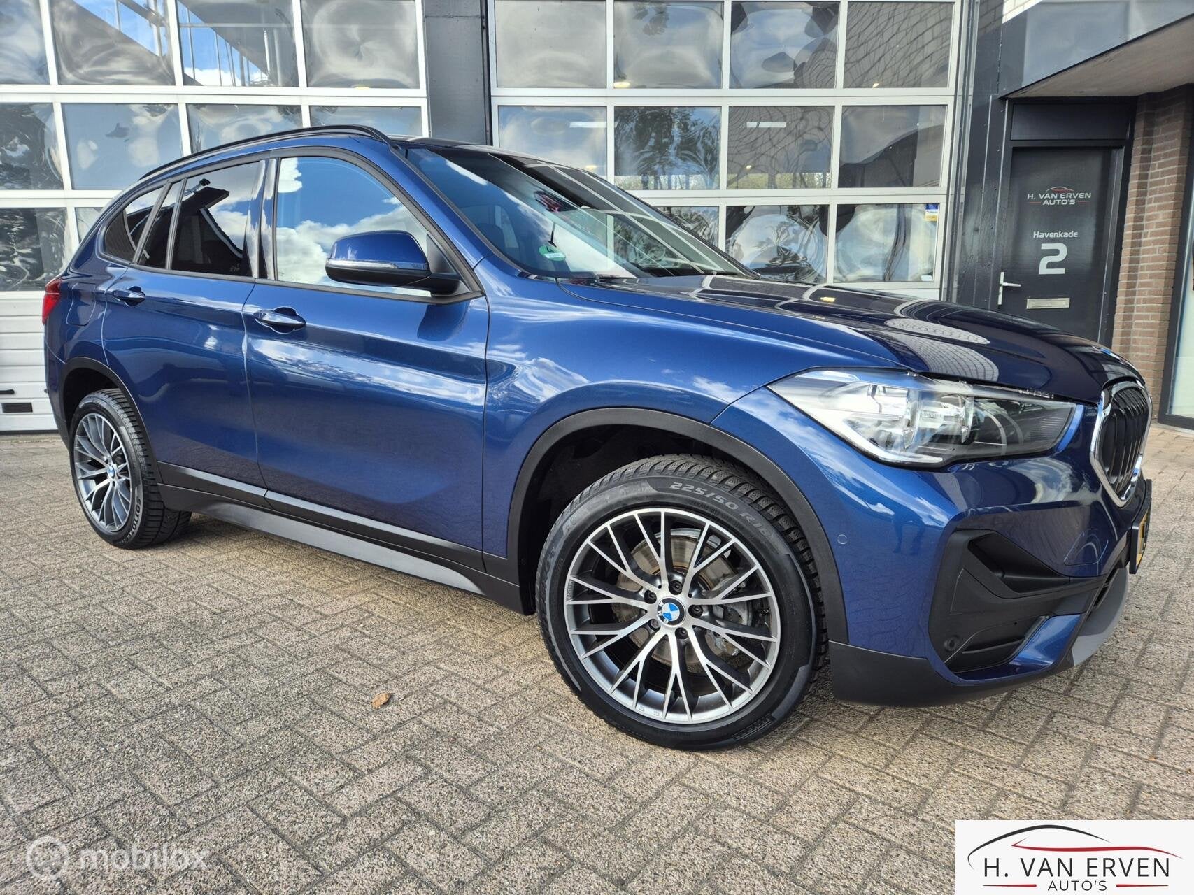 BMW X1 sDrive18i High Executive LEDER GROOT NAVI PDC 18", Euro 6, Leder, Handgeschakeld, 3 cilinders