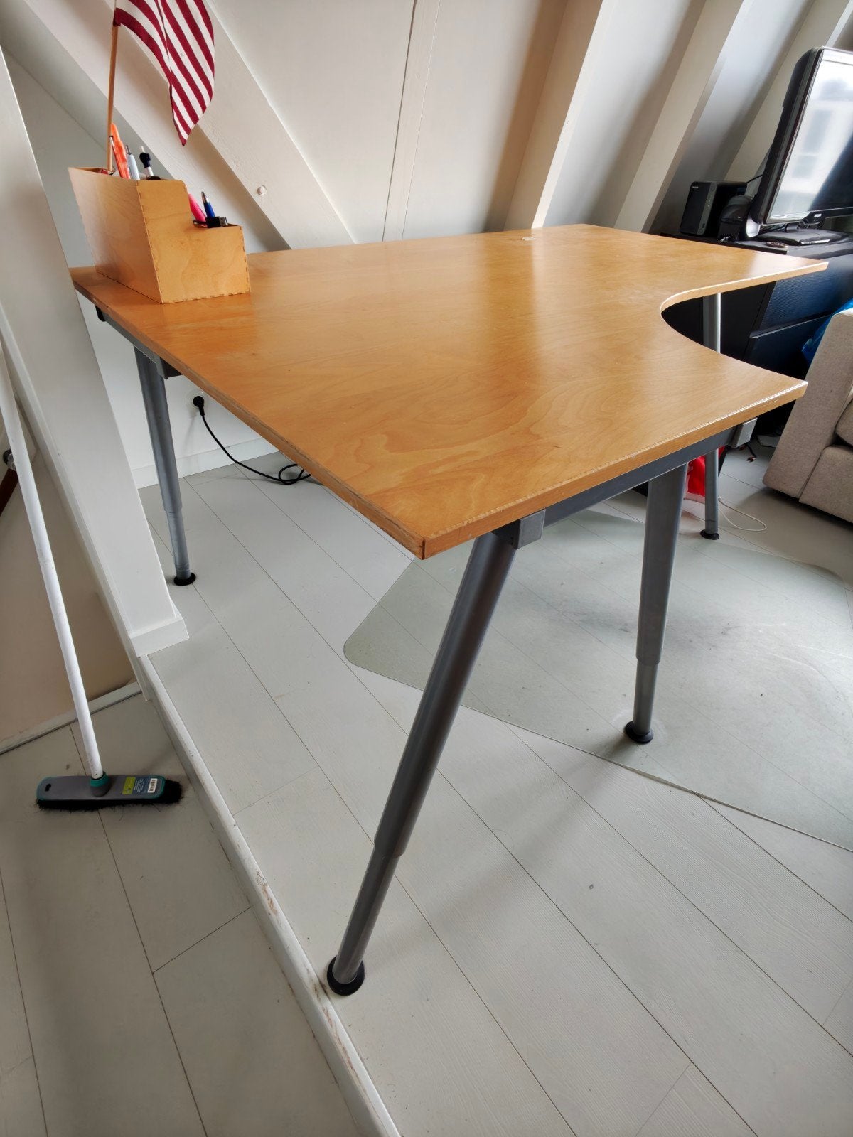 Hoekbureau met verstelbare poten - Licht hout, Huis en Inrichting, Ophalen, Gebruikt, Hout, Hoekbureau