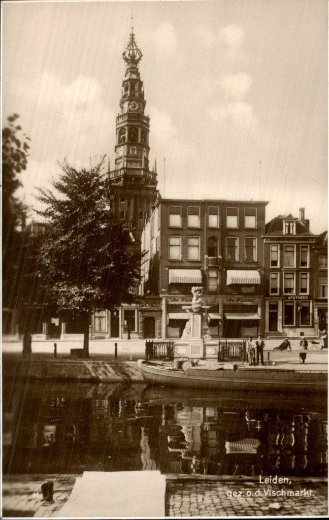 Leiden - Vischmarkt - Gezicht, Ophalen of Verzenden, 1920 tot 1940, Ongelopen, Zuid-Holland