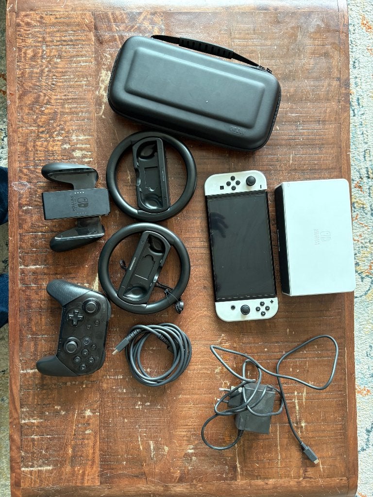 Nintendo switch oled with extra original controller, Spelcomputers en Games, Spelcomputers | Nintendo Switch, Switch OLED, Met games