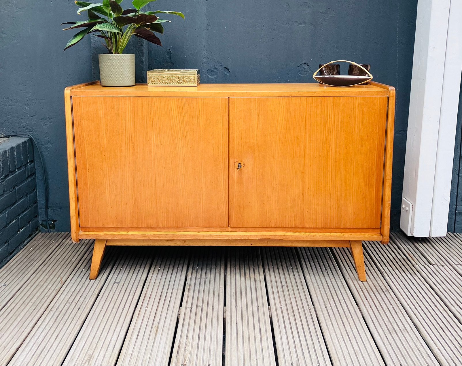 Vintage dressoir uit de jaren 60, Huis en Inrichting, Kasten | Dressoirs, Zo goed als nieuw, 100 tot 150 cm, 25 tot 50 cm, Met deur(en)