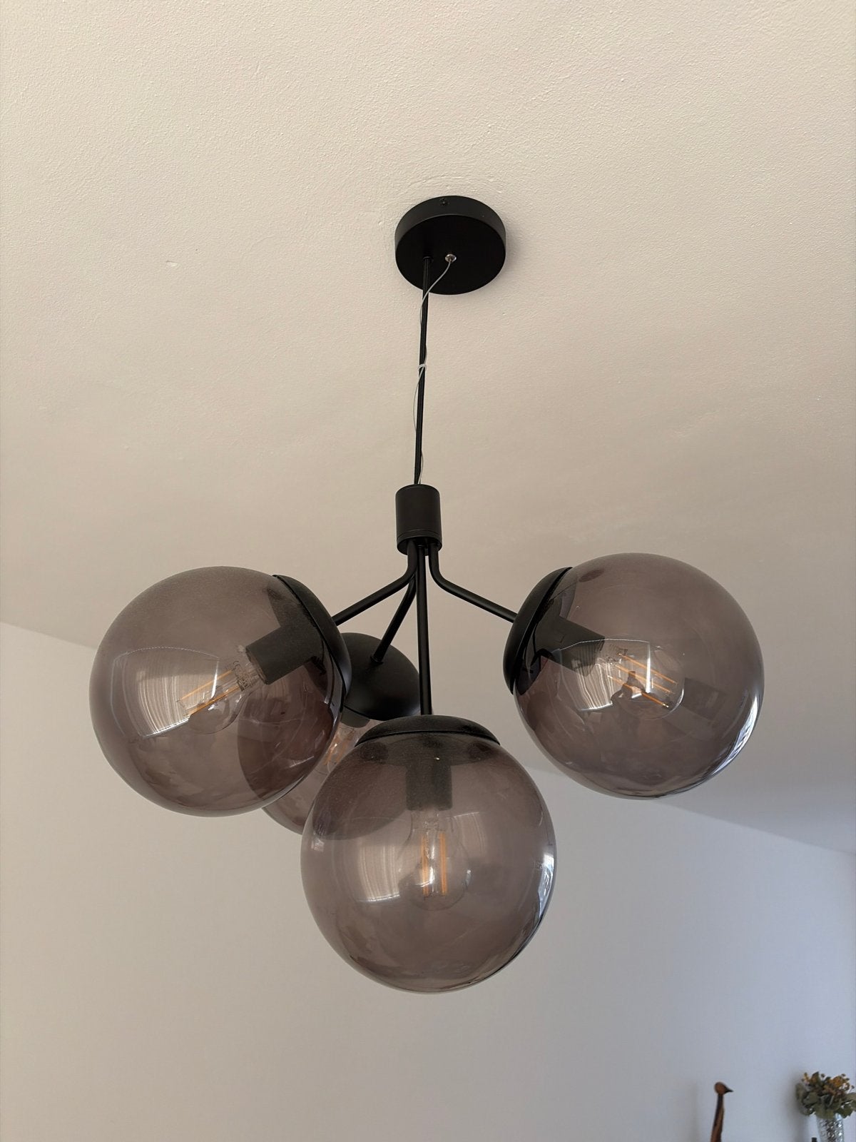 Moderne hanglamp Ivona met 4 rookglazen bollen, Ophalen of Verzenden, Zo goed als nieuw, Glas, E14 (klein)