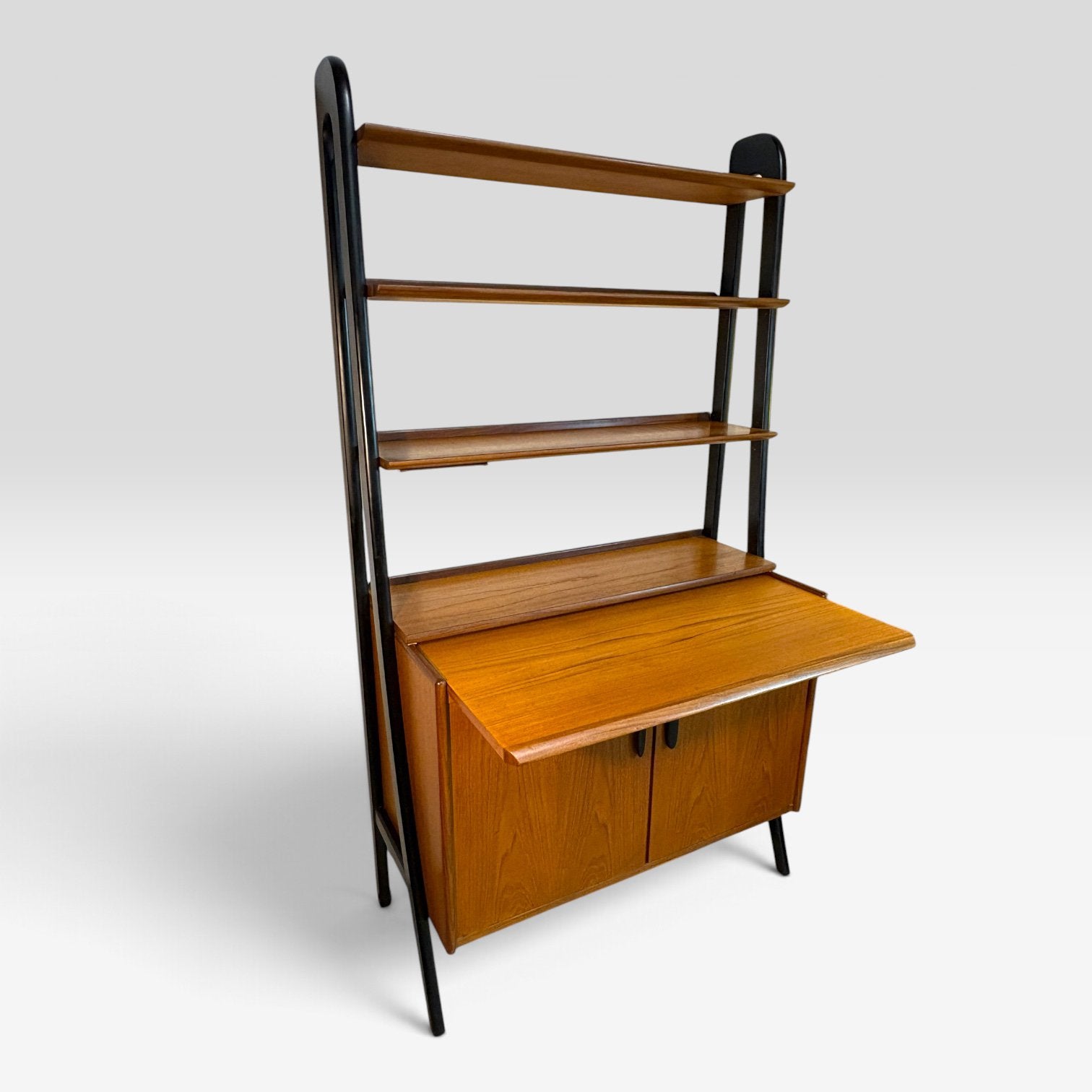 Teak boekenkast uit de jaren ’50/’60 met zwart staanders, Gebruikt, Met deur(en), Teakhout, ?