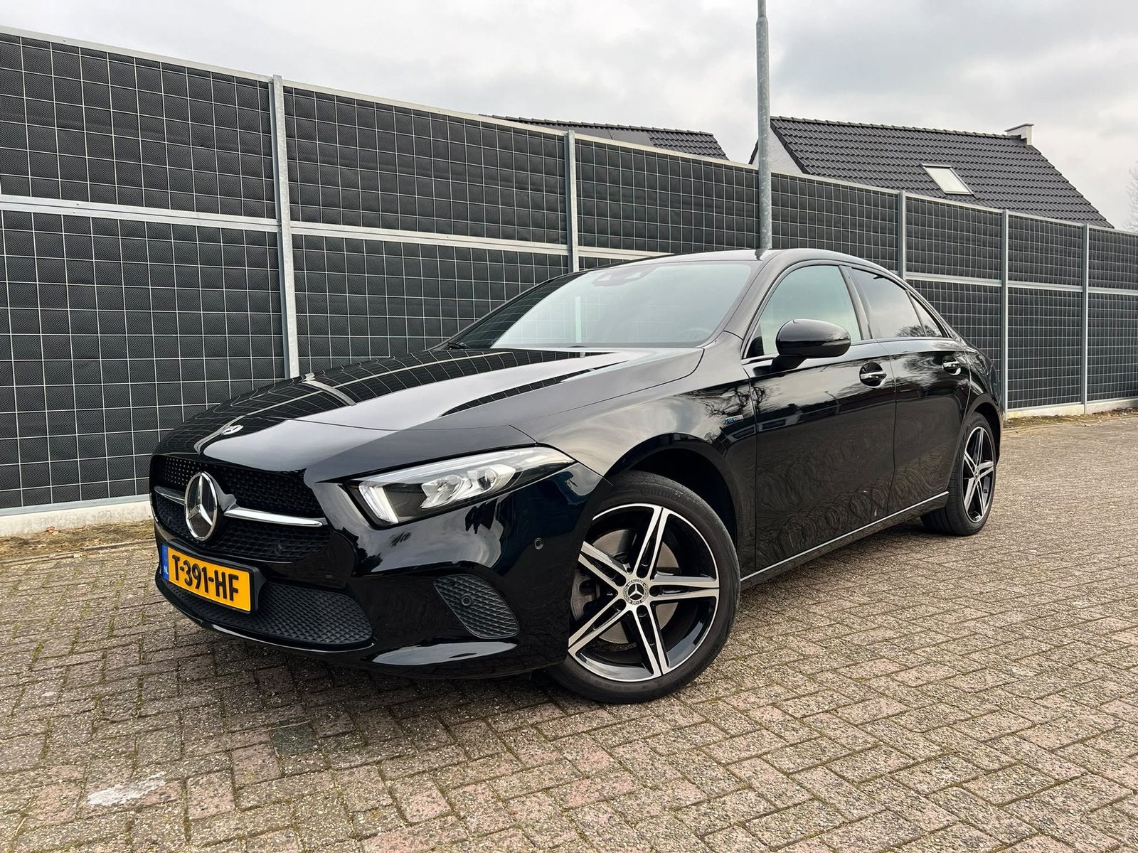 Mercedes-Benz A 250 e 218pk 8G-DCT 2020 Zwart, Auto's, Leder en Stof, Zwart, 1600 kg, Geïmporteerd