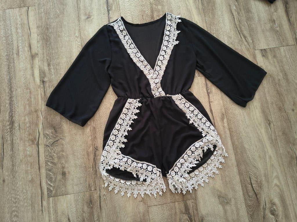 Prachtige zwarte playsuit met wit kanten details, maat M., Kleding | Dames, Jumpsuits, Maat 38/40 (M), Ophalen of Verzenden, Onb