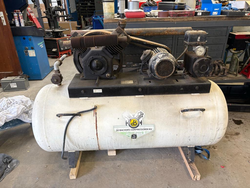 De Backer's Compressor 350 liter - Industrieel en Robuust, Doe-het-zelf en Verbouw, Compressors, Ophalen, Gebruikt, 200 tot 400 liter/min