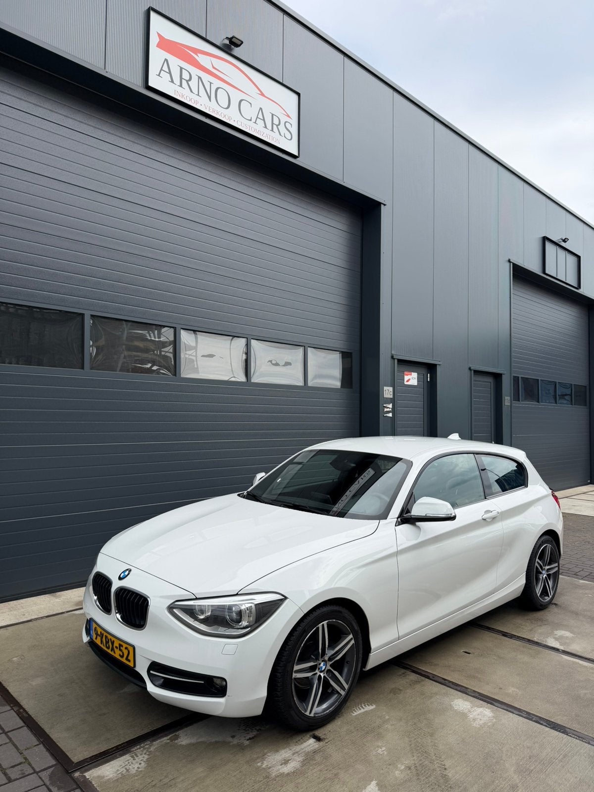 BMW 1-Serie 114i 3-DR 2013 Wit - COMPLEET IN ORDE - APK ✅, Auto's, BMW, 1-Serie, Achterwielaandrijving, 4 cilinders, Wit