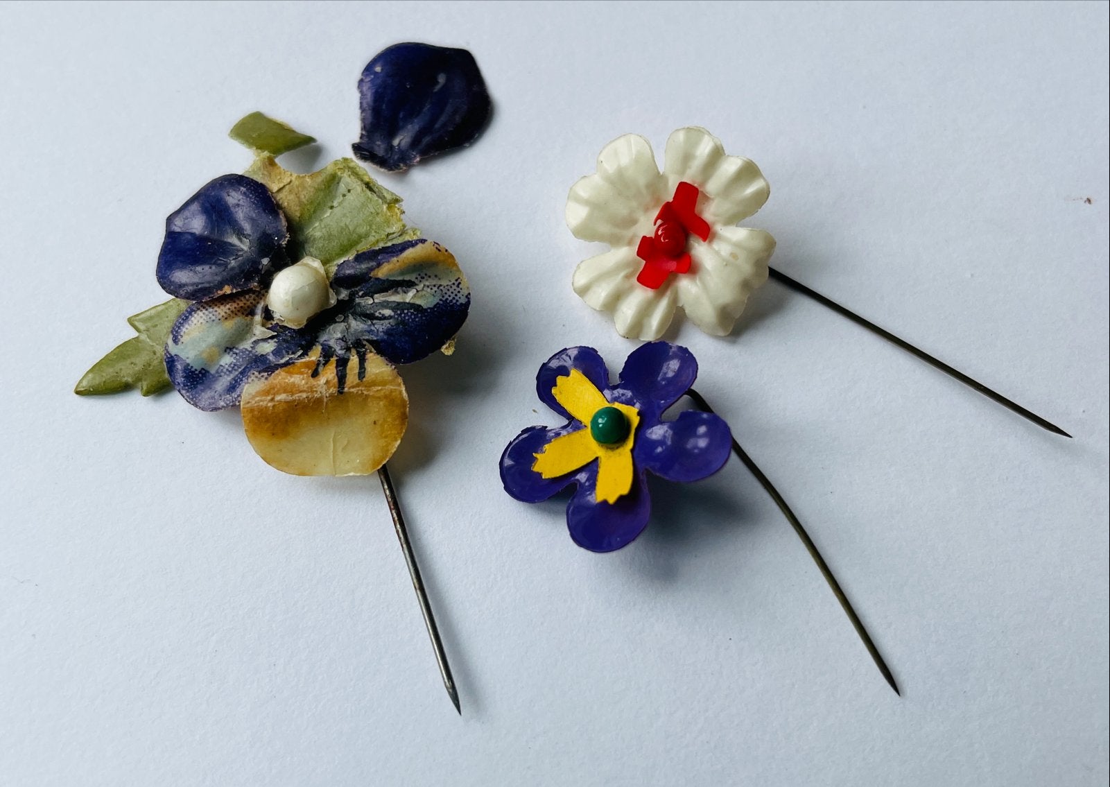Waspapier bloemen voor de revers, waaronder Winterhulp 1942, Verzamelen, Militaria | Tweede Wereldoorlog, Ophalen of Verzenden