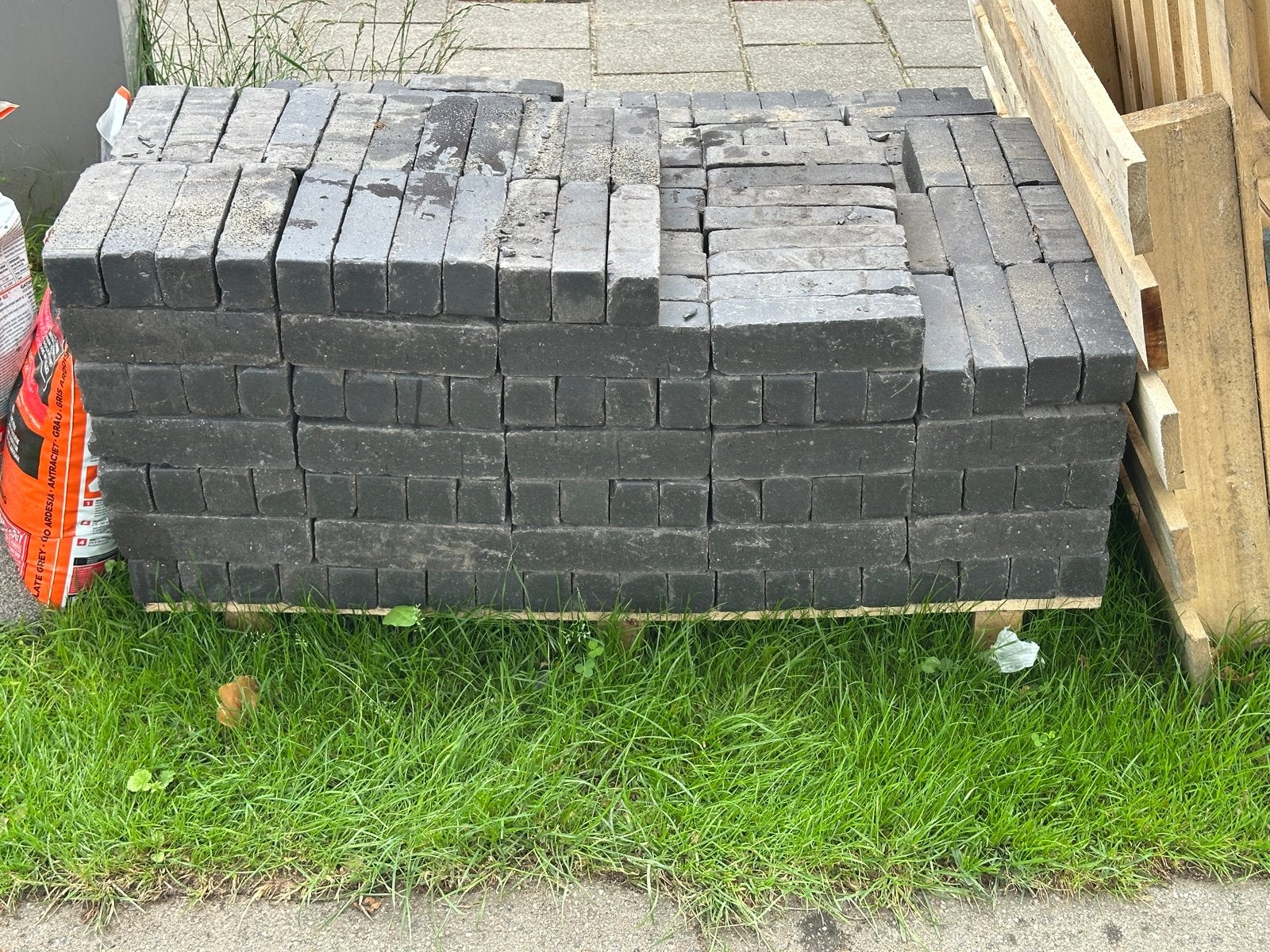 Waalformaat getrommeld Carbona Antica zwart (ca.3,5 m²), Tuin en Terras, Tegels en Klinkers, Ophalen, Gebruikt, Klinkers, Minder dan 5 m²