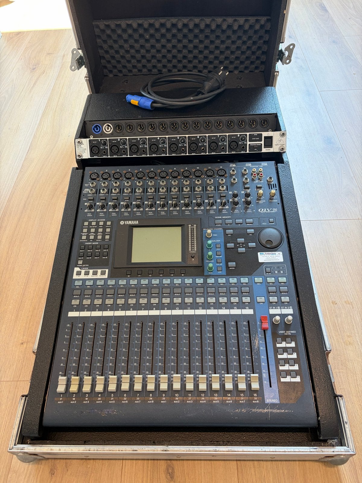 Yamaha 01v96 in flightcase met Behringer Ultragain Pro 8, Ophalen, Gebruikt, 20 kanalen of meer, Microfooningang