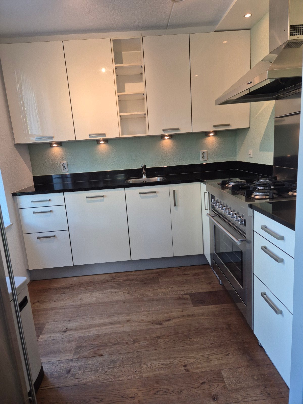 Keuken met Solitaire Vrijstaand Gasfornuis met Oven - RVS, Ophalen, Gebruikt, Crème, Hoekkeuken