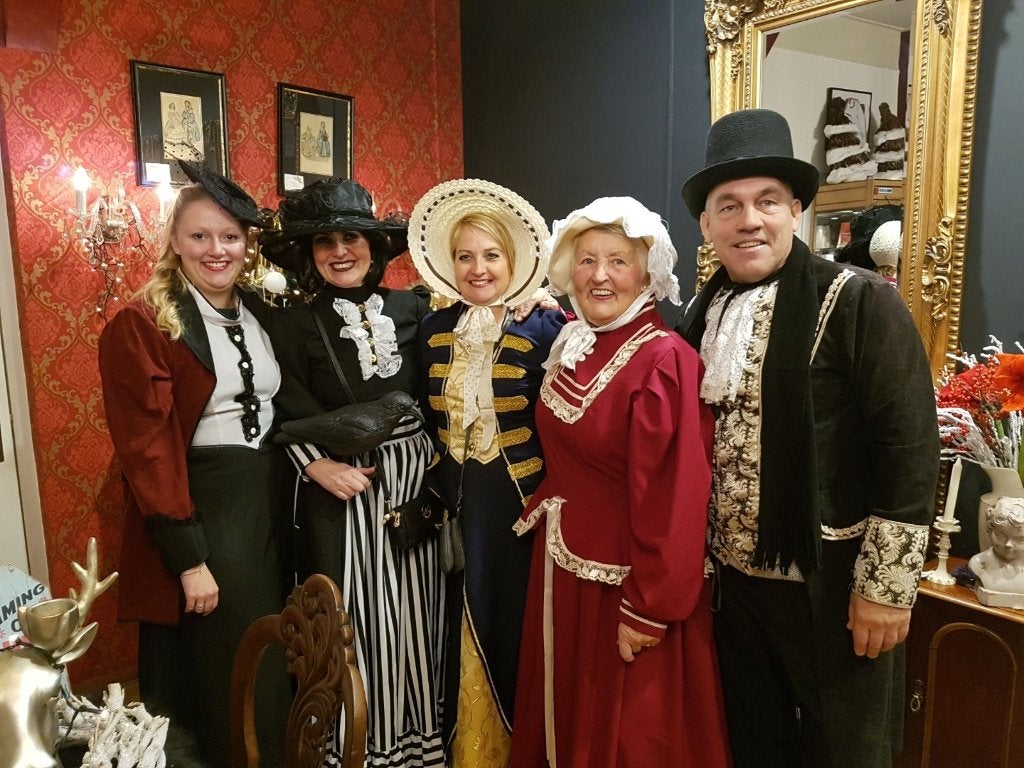 Charles dickens kleding te huur voor max €22 pp compleet., Kleding | Dames, Carnavalskleding en Feestkleding, Ophalen, Zo goed als nieuw