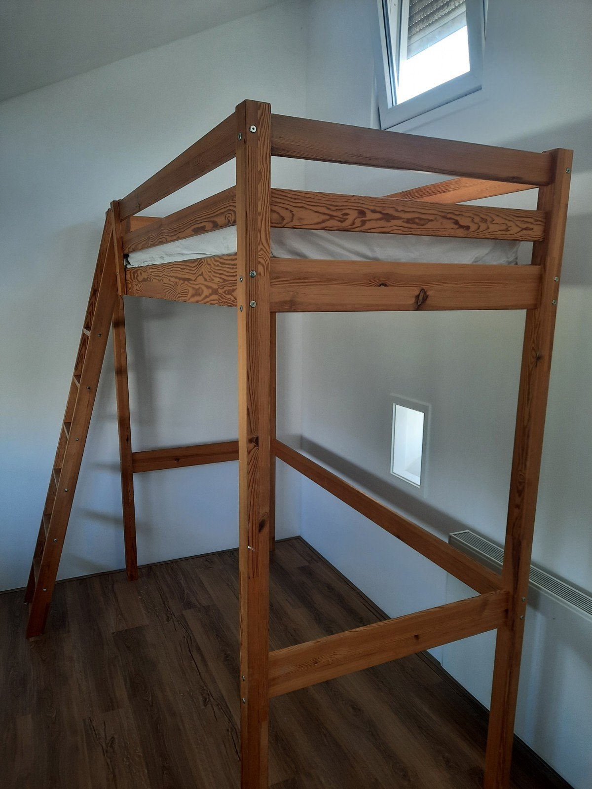Stevig houten hoogslaper met ladder, Huis en Inrichting, Slaapkamer | Stapelbedden en Hoogslapers, Ophalen, Gebruikt, Eenpersoons