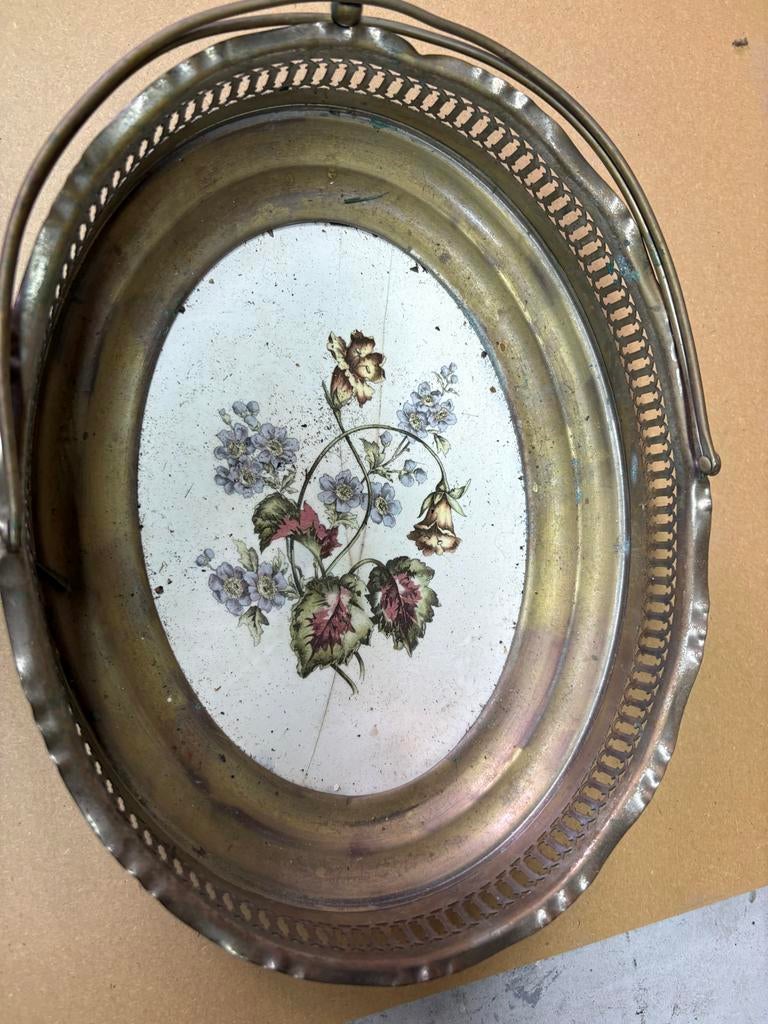 Antieke Schaal met Bloemmotief en Handvat, Antiek en Kunst, Antiek | Schalen, Ophalen of Verzenden