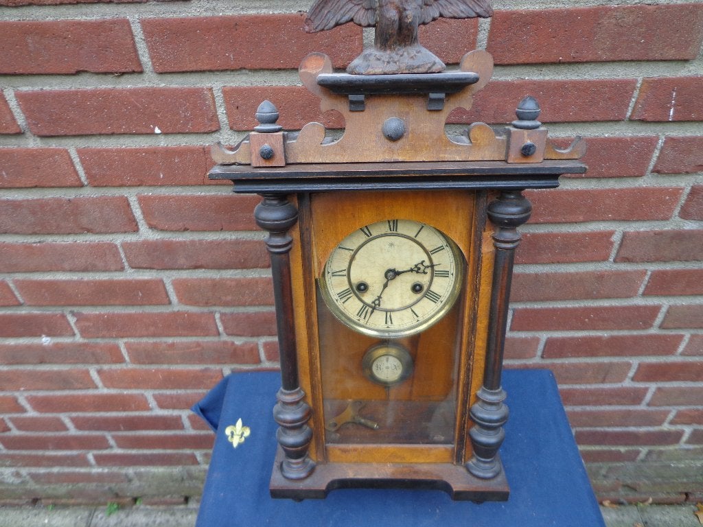 Antieke houten tafelklok met adelaar en slinger, Antiek en Kunst, Ophalen of Verzenden