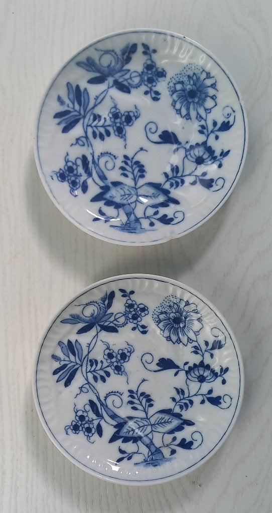 2 antieke porseleinen Louis Regout Zwiebelmuster schoteltjes, Ophalen of Verzenden