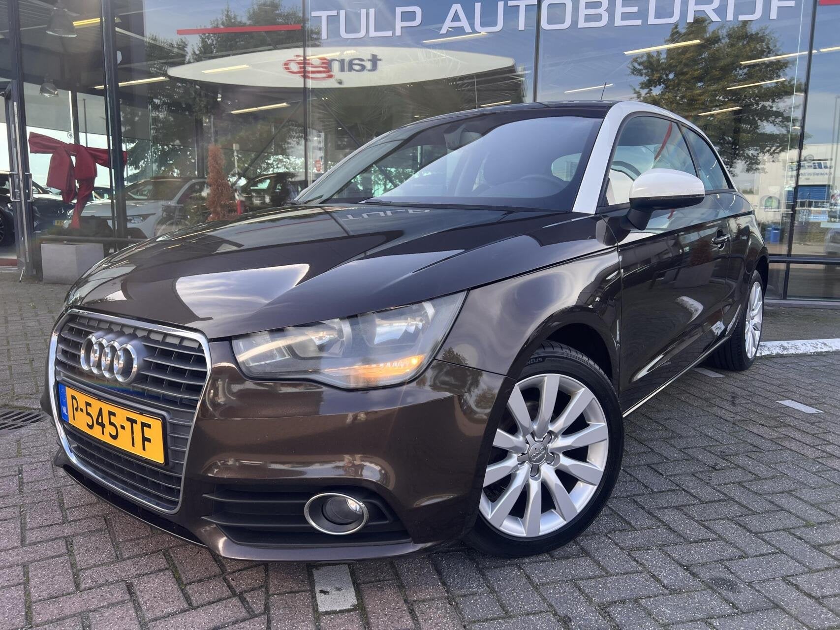 Audi A1 1.2 TFSI Attraction Airco Cruise Sport en Stoelverwa, Voorwielaandrijving, Euro 5, 86 pk, Zwart