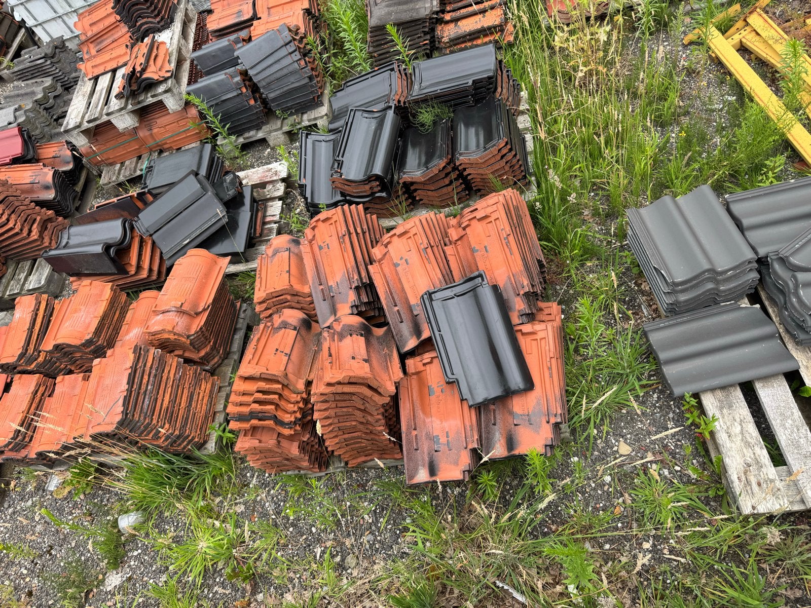 Diverse partij gebruikte dakpannen - zwart, Ophalen, Gebruikt, Steen of Klei, 15 m² of meer