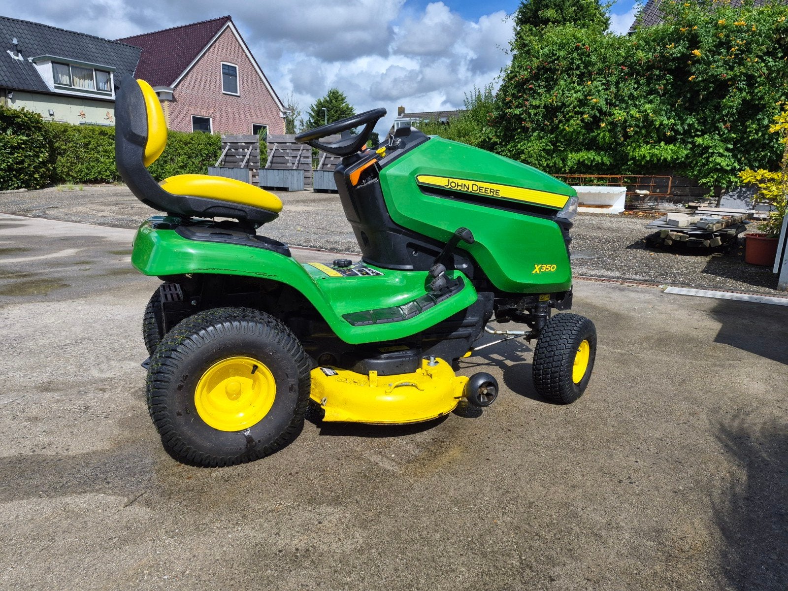 Foto 3 van John Deere X350 Zitmaaier - Zo goed als nieuw