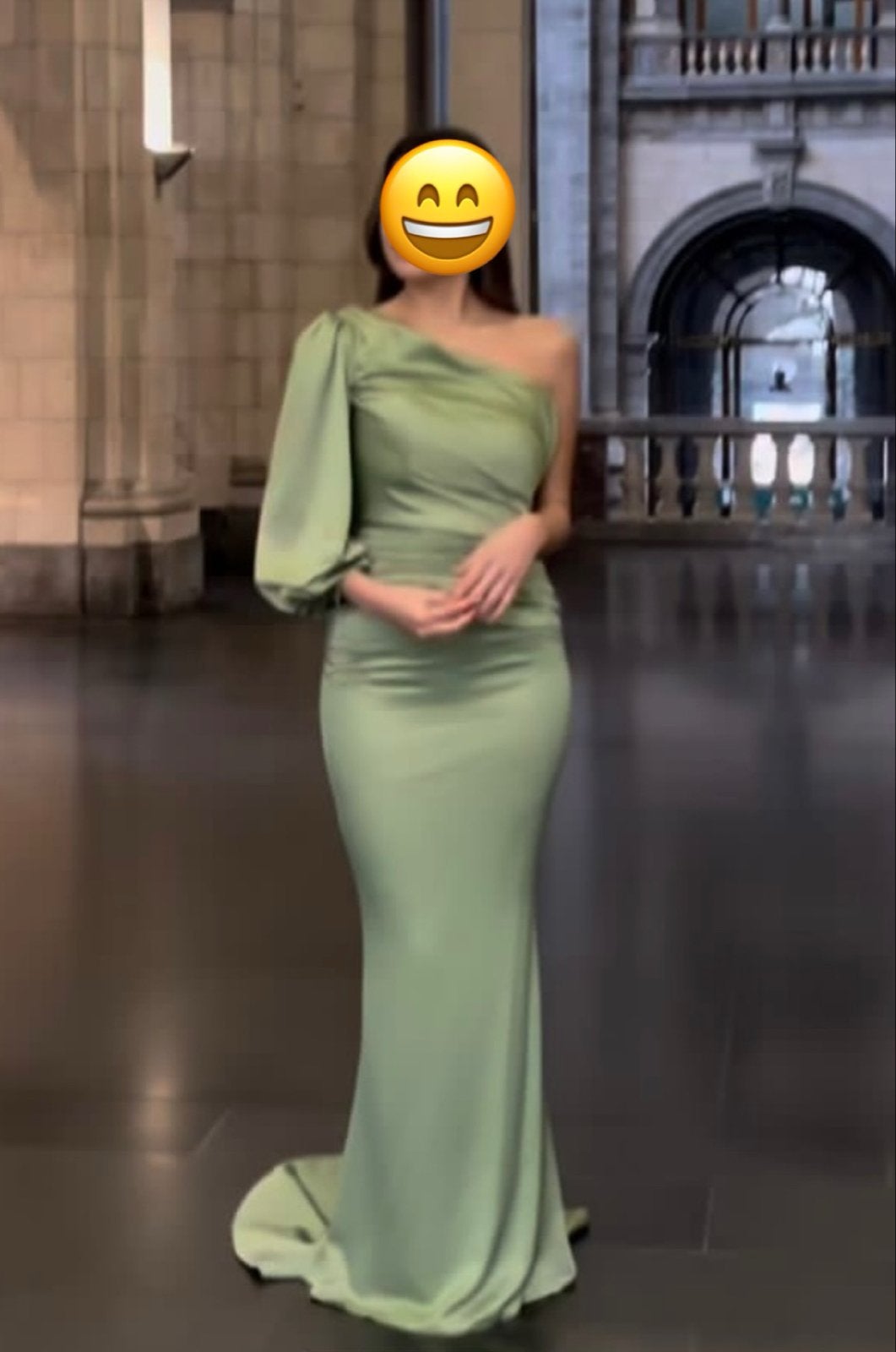 Elegante groene galajurk met één mouw, Ophalen of Verzenden, Zo goed als nieuw, Maat 36 (S), Onder de knie