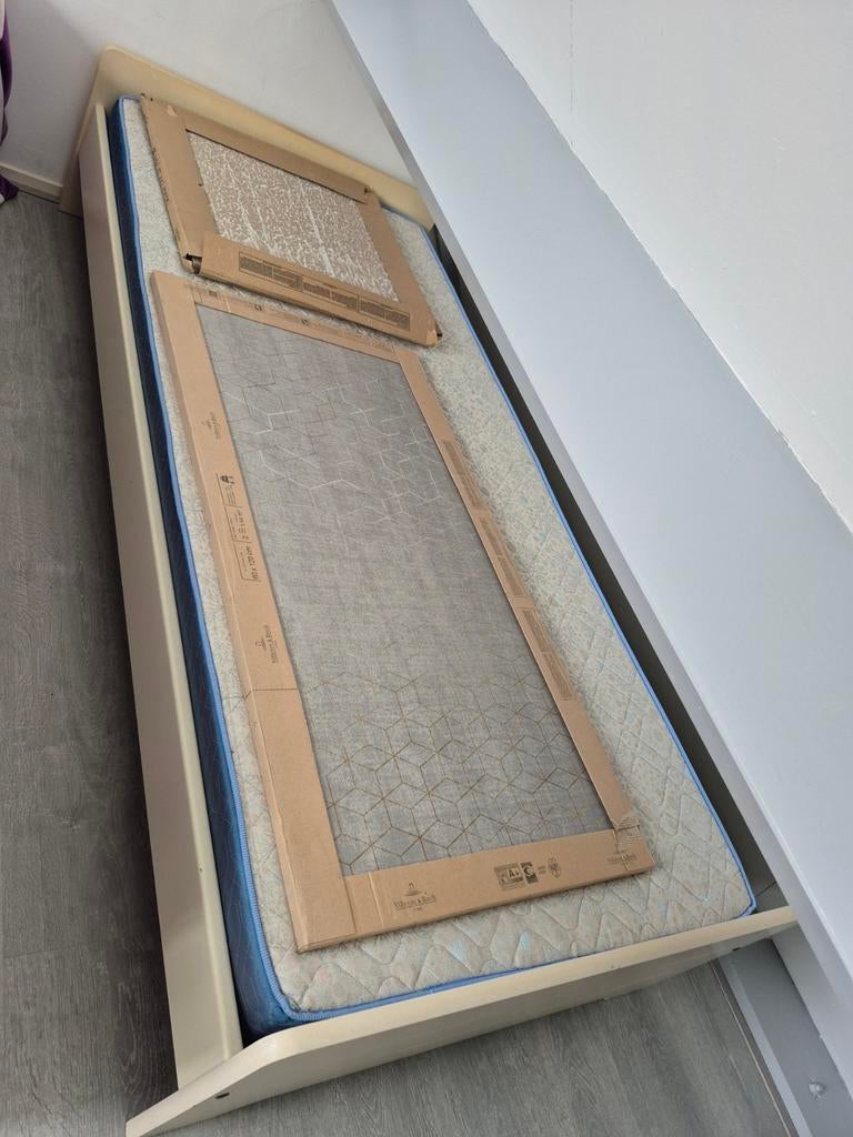 Eenpersoonsbed met of zonder matras (exclusief de tegels), Gebruikt, 90 cm, Eenpersoons, Eenvoudig