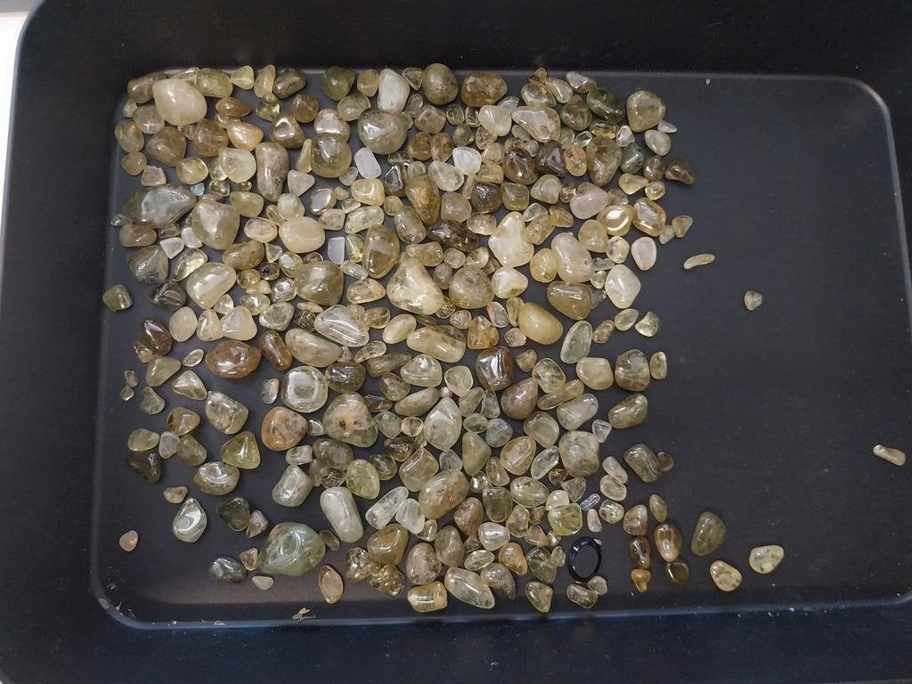 Lot met groene granaat trommelstenen klein, Ophalen of Verzenden, Mineraal